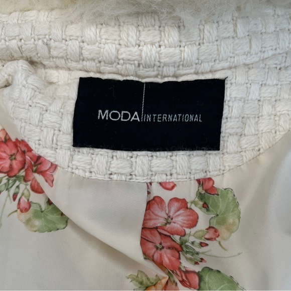 Moda International Off White coat faux fur collar, colorful floral lining - Picture 12 of 15